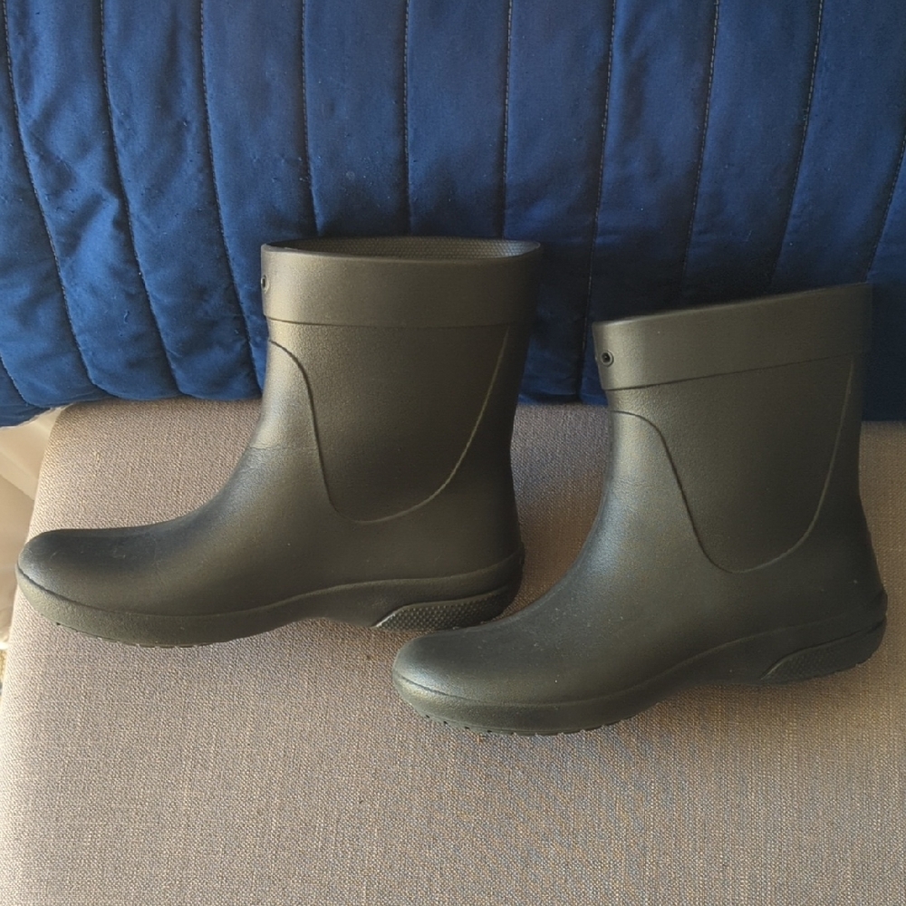 Crocs- Black Ankle Rain Boots 9